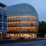 Edificio per uffici moderno al crepuscolo, conformità aziendale