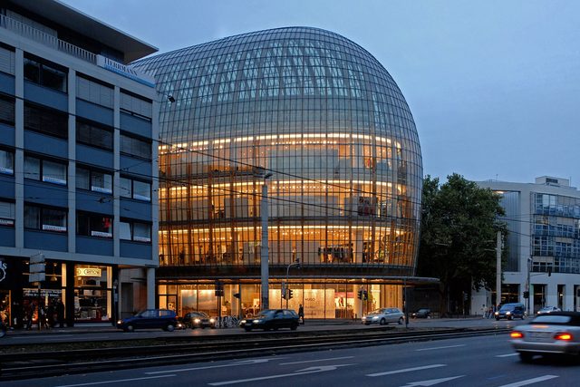 Edificio per uffici moderno al crepuscolo, conformità aziendale