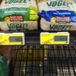 Scaffale di generi alimentari con prezzi, potere d'acquisto