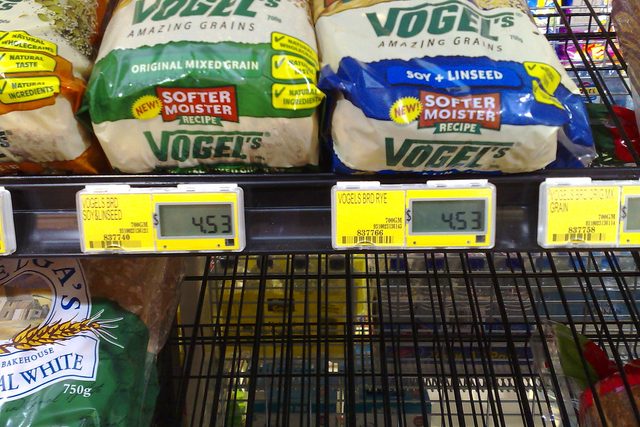 Scaffale di generi alimentari con prezzi, potere d'acquisto