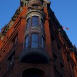 Facciata di un edificio storico, aprire un conto bancario