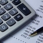 Calcolatrice, numeri e penna, pianificazione finanziaria
