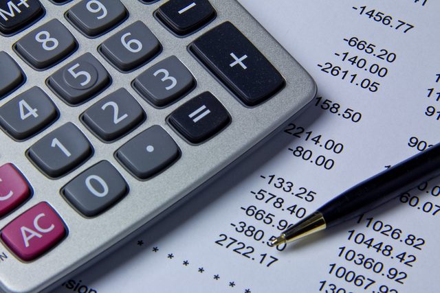 Calcolatrice, numeri e penna, pianificazione finanziaria