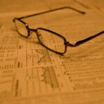 Quotidiano economico e occhiali da lettura, leggere i mercati