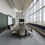 Sala riunioni con tavolo e vetrata, gestione patrimoniale in Svizzera