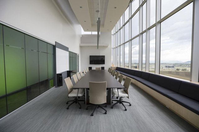 Sala riunioni con tavolo e vetrata, gestione patrimoniale in Svizzera