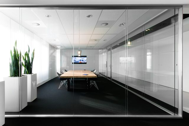 Sala riunioni vetrata, governance nel private banking