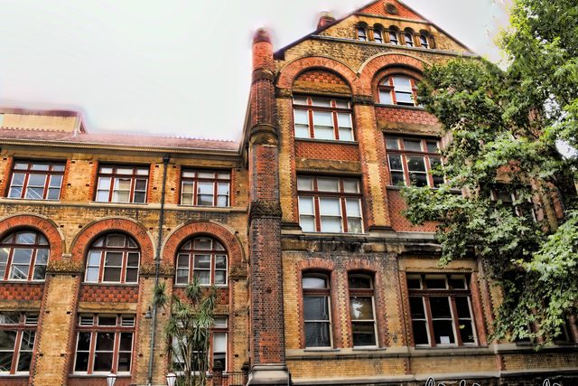 Edificio istituzionale in mattoni, vigilanza bancaria